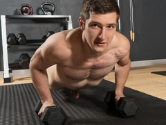 Bubble butt brunette Hayes blows a huge load