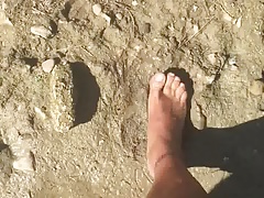 Jons Barefoot in river mud