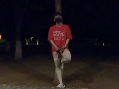 Studs in white stocking fap and finish off in the park, many passersby are observing