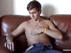 Cuando me masturbo llamo a mi vecino el casado, para que me eche una mano (nunca mejor dicho).