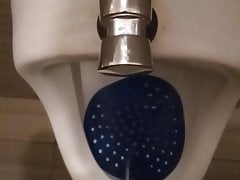 Piss public urinal