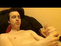 Young college guy jerking off on cam
