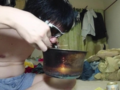 (07/30)munching instantaneous noodle with scrambled eggs and guzzling beer