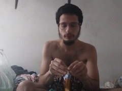 Comendo um branquinho e um alfajor delicia de comida