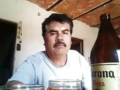 Maduro mostrando su leche espesa