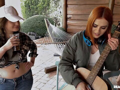 Blasen, Handjob, Jeans, Lecken, Im freien, Pov, Muschi, Tätowierung