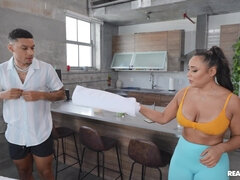 Gros cul, Grosse bite, Gros seins, Plantureuse, En levrette, Faciale, Hard, Fessée