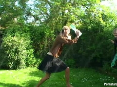 Rubia, Pelea de gatas, Gafas, Lesbiana, Al aire libre, Satén, Tetas, Mojado