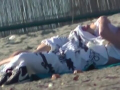 Coppietta giovane italiana fa sesso in spiaggia