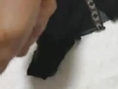 Amigo exibindo as lingeries da esposa