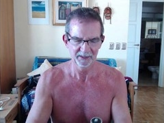 Daddy Papifachero goes solo in English for some intimate fun