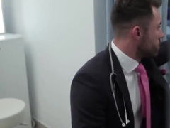 Mé dico safado de paciente e faz ele gozar gostoso