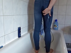 Arschwasser in blauer Sx jeans