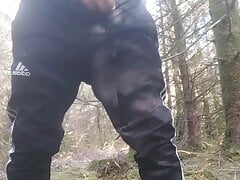 Scallyoscsr desperate pissing in the woods and cumming