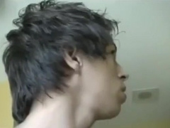 Le hace una paja al hijo de su amigo