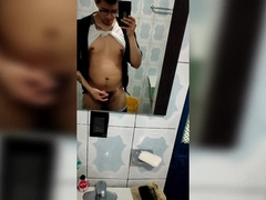 Vergón se mete al baño a sacarse la leche mientras afuera hay visitas