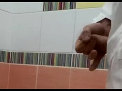 Реальный ДОКТОР после осмотра парня дрочит в ТУАЛЕТЕ русской БОЛЬНИЦЫ