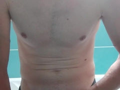 je me branle de ouf dans la salle de bain après le taff