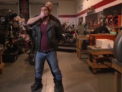 Edged muscle stud gets his cock sucked