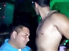 Gordinho ganho gogo boy no aniversario