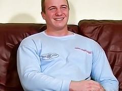 Hot muscled hunk jerking off and moaning