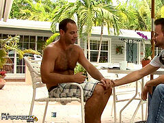 Married dude gets plowed on the bed by a queer