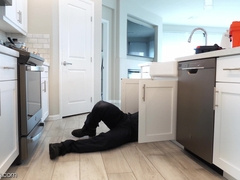 Showerbait – Muscle Hairy Man Stretches Taut Rear Entrance For Plumber's Giant Wood