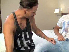 AMIGO SAFADO PEDE MASSAGEM NO PÉ E ACABA PASSANDO A MÃO NO AMIGO... ELE GOSTOU?