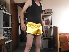 sexy satin shorts in gelb