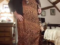 Outfit with a leopard slit dress for a night out