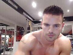 Musucular Guy wanking on Cam