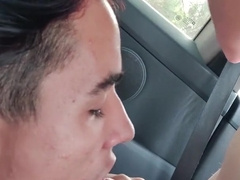 Tragada De Leche En El Coche Por un Flaquito