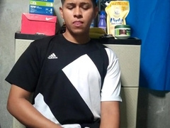 Joven latino rico se masturba en su habitación