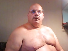 Beefy Man Cums in Bed