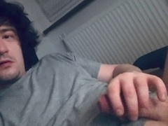 Younng boy jerks off in front of pc