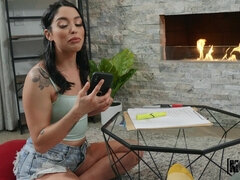 Amateur, Sucer une bite, Faciale, Branlette thaïlandaise, Fille latino, Fessée, Tatouage, Nénés