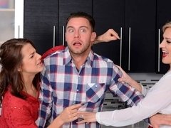 Blondine, Blasen, Hundestellung, Behaart, Handjob, Küche, Milf, Flotter dreier