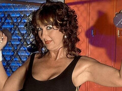 Leie, Grosser arsch, Grosse titten, Braunhaarige, Fingern, Milf, Entkleiden, Titten