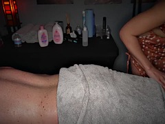Lieveling, Grote mammen, Pijpbeurt, Bruinharig, Handbeurt, Rijpe lesbienne, Tiener, Tieten likken