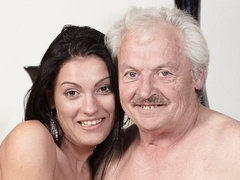 Blasen, Braunhaarige, Hundestellung, Handjob, Küssen, Rasiert, Jungendliche (18+)