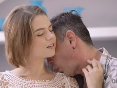 18 ans, Gros seins, Sucer une bite, Plantureuse, Papa, Queue, Mature, Adolescente