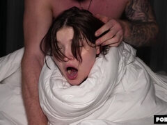 Grosse bite, Brunette brune, En levrette, Hard, Seins naturels, Adolescente, Nénés, Vierge