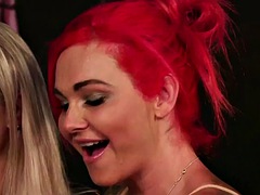 Amateur, Nana, Homme nu et filles habillées, Femme dominatrice, Groupe, Masturbation, Rousse roux, Tatouage