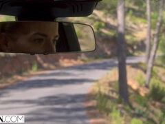 Sucer une bite, Brunette brune, Éjaculer dans la bouche, Gorge profonde, Faciale, Chevaucher, Plan cul à trois