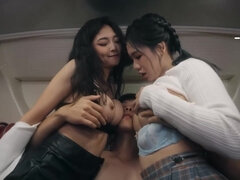 Gros cul, Gros seins, Sucer une bite, Plantureuse, En levrette, Mère que j'aimerais baiser, Public, Plan cul à trois
