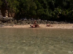 Anaal, Strand, Blond, Bruinharig, Sperma shot, Ondergoed, Buiten, Trio