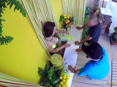 Bikini, Brunette brune, Gode, Doigter, Public, Chatte, Jouets