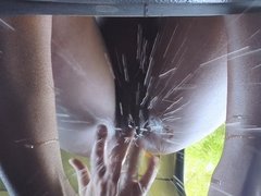 Chocolate skin bombshell fucks and squirts in a taxi