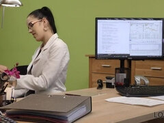 LOAN4K. L'agent approuve le crédit de la nympho brune Elis Dark