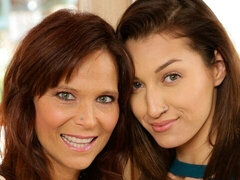 Dormitorio, Penetracion con dedos, Lamidas, Masturbación, Madres para coger, Tetas naturales, Coño, Estriptis